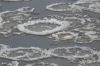 Zima trzyma a rzeki powoli pokrywa lód