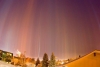 Słupy świetlne nad moskiewskim niebem